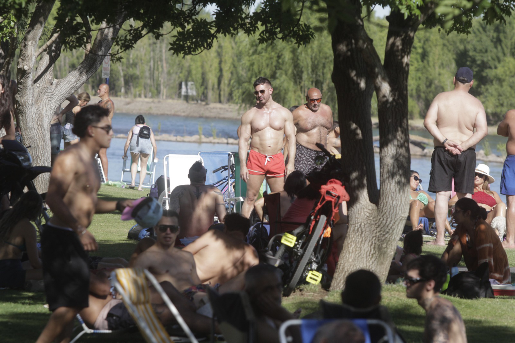 En Neuquén se registraron 45 mil personas en la costa del río Limay. Foto: Oscar Livera