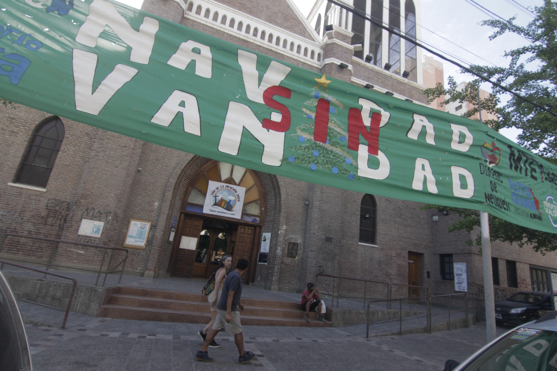 El voluntariado de la diócesis Neuquén invitó a una Nochebuena frente a la Catedral el 24, a la Cena de Navidad con personas en situación de calle (foto Oscar Livera)