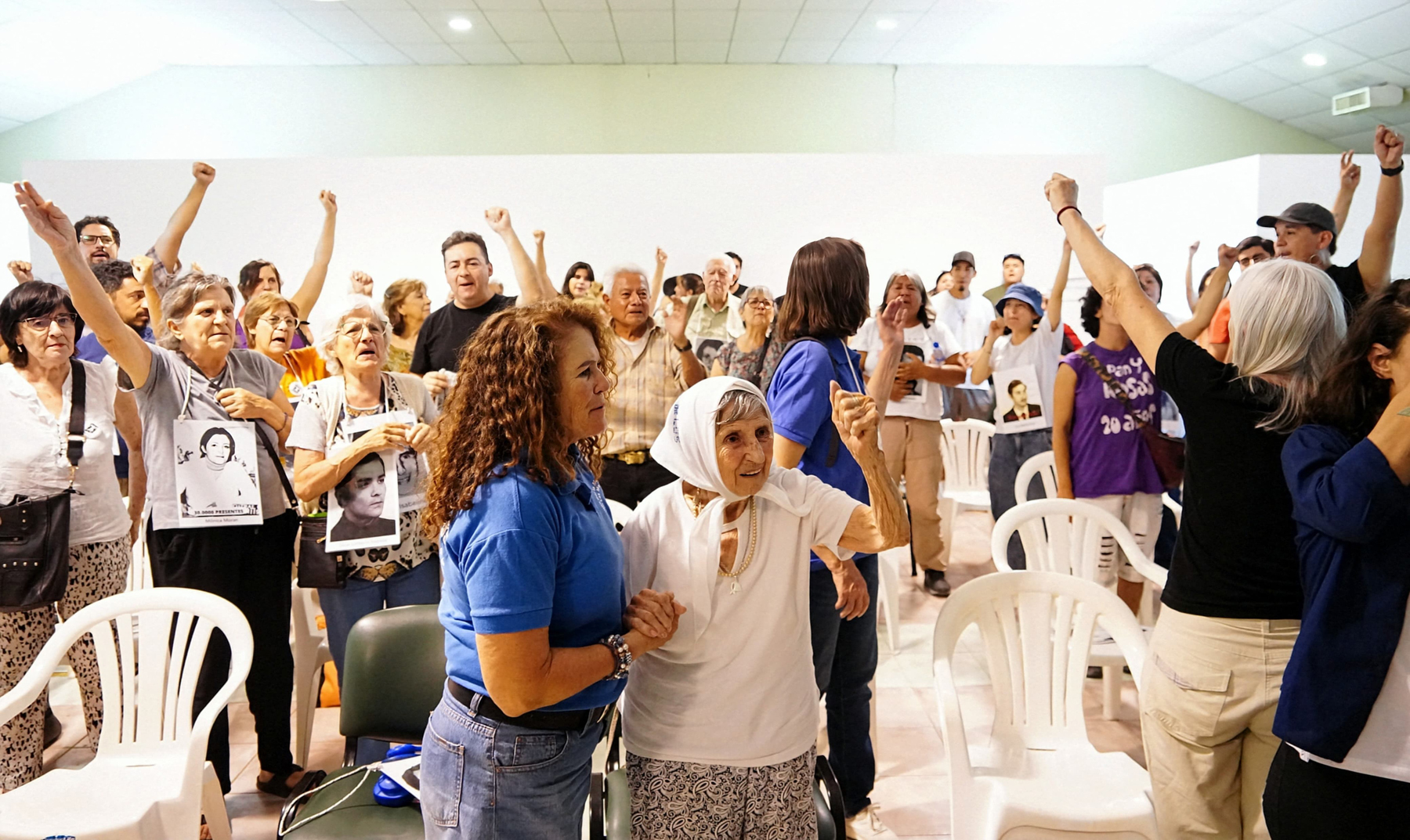 Los vítores del festejo fueron contenidos hasta el final, cuando se retiraba el tribunal (foto Cecilia Maltti)