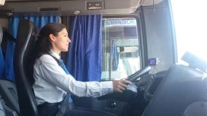 Nina, la primera mujer chofer de larga distancia que realiza el tramo entre Neuquén y Mendoza