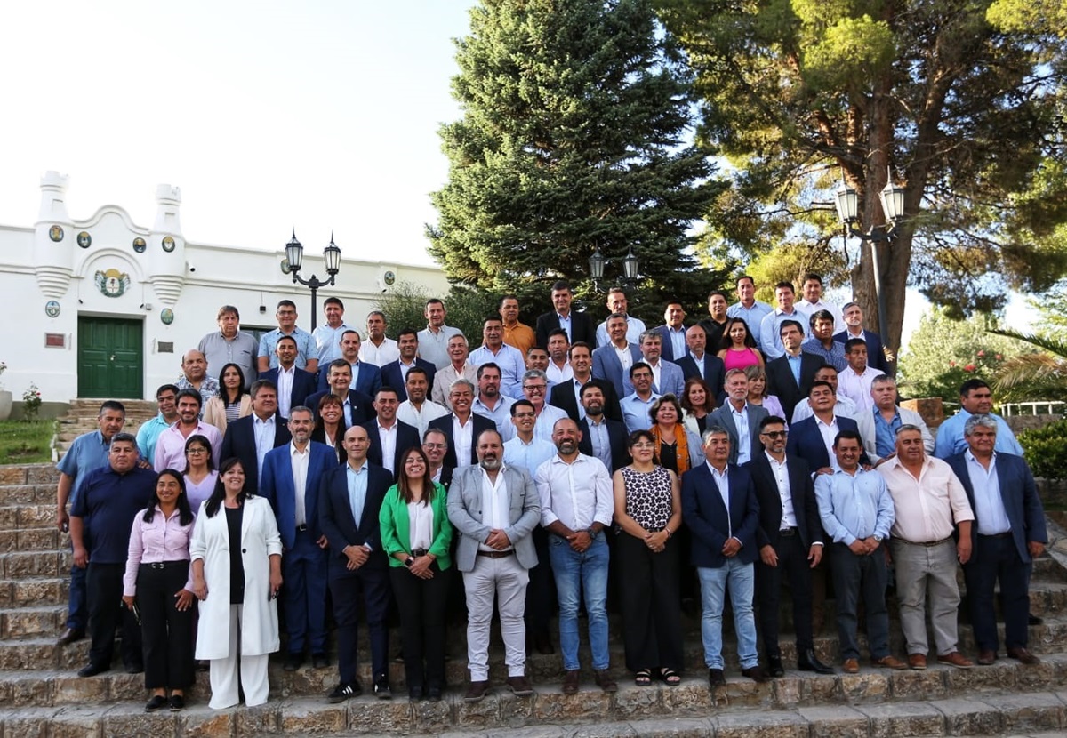 El gobernador Rolando Figueroa junto a los intendentes de Neuquén. Foto: gentileza.