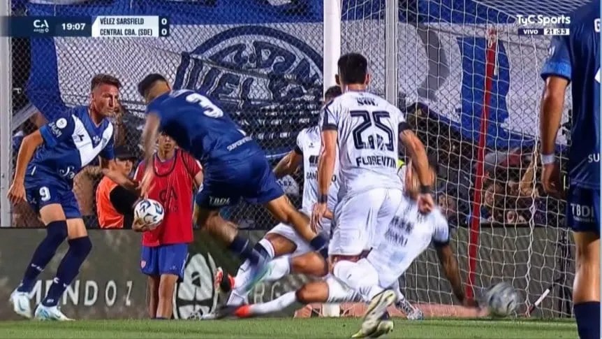 El Fortín explotó ante una mano de Central Córdoba en el área durante la final de la Copa Argentina.