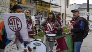 ATE Bariloche se sumó a las protestas con un acampe frente al Centro Administrativo provincial