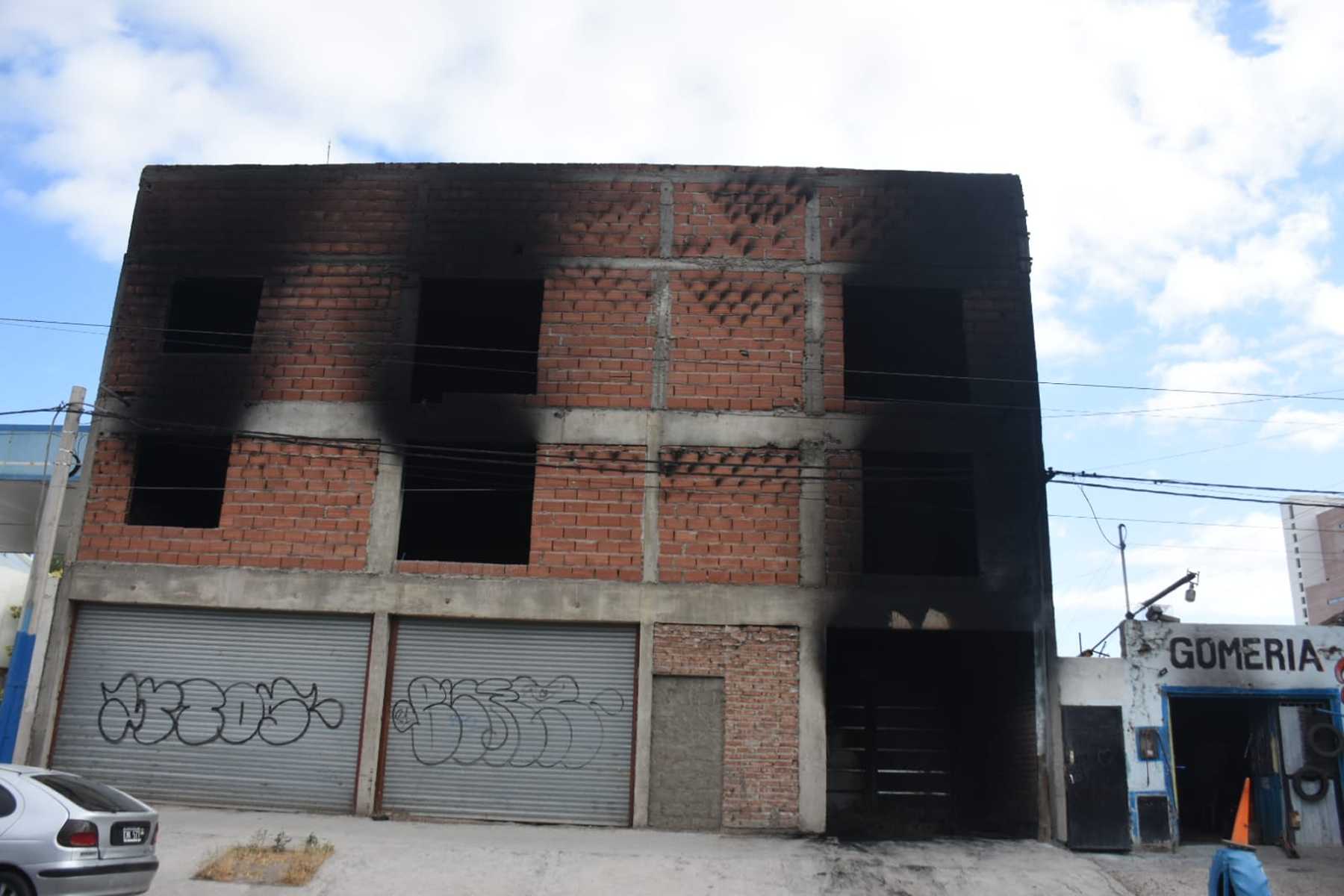 Un incendio afectó una estructura en construcción en Roca. Foto: Juan Thomes. 