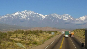 La ruta de la muerte que une a Chile y Argentina: camiones y turistas en peligro