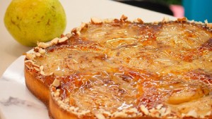 Tarta de peras pochadas especiadas con crema de almendras… es más fácil de lo que se lee