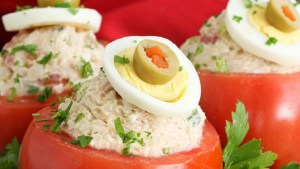 Tomates rellenos con atún, un clásico que no puede faltar en la mesa navideña