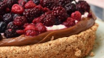 Imagen de Torta sin harinas apta celíacos… de nuez, dulce de leche y frutos rojos