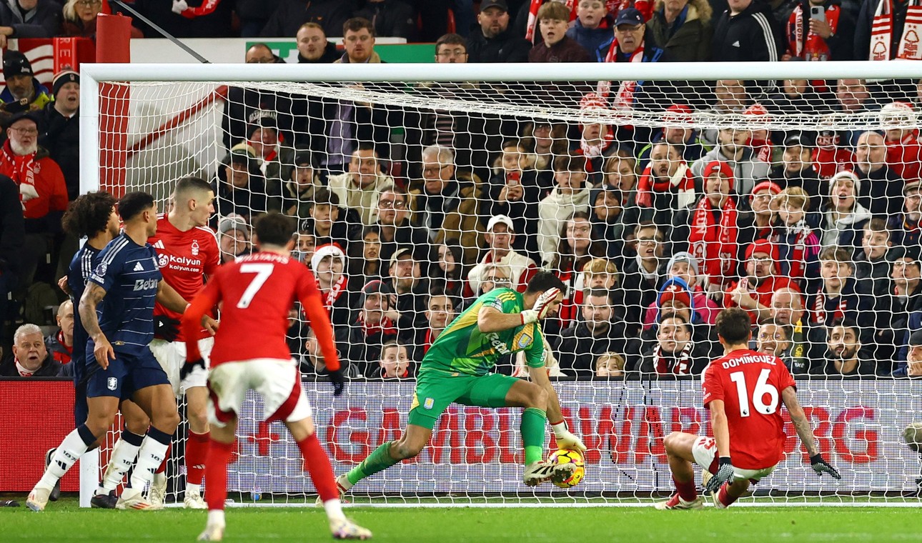 Dibu Martínez le ahogó el primer grito al Nottingham Forest. 