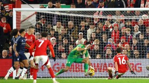 La perlita de Dibu Martínez ante Nottingham Forest: así le frustró el gol a Nicolás Domínguez