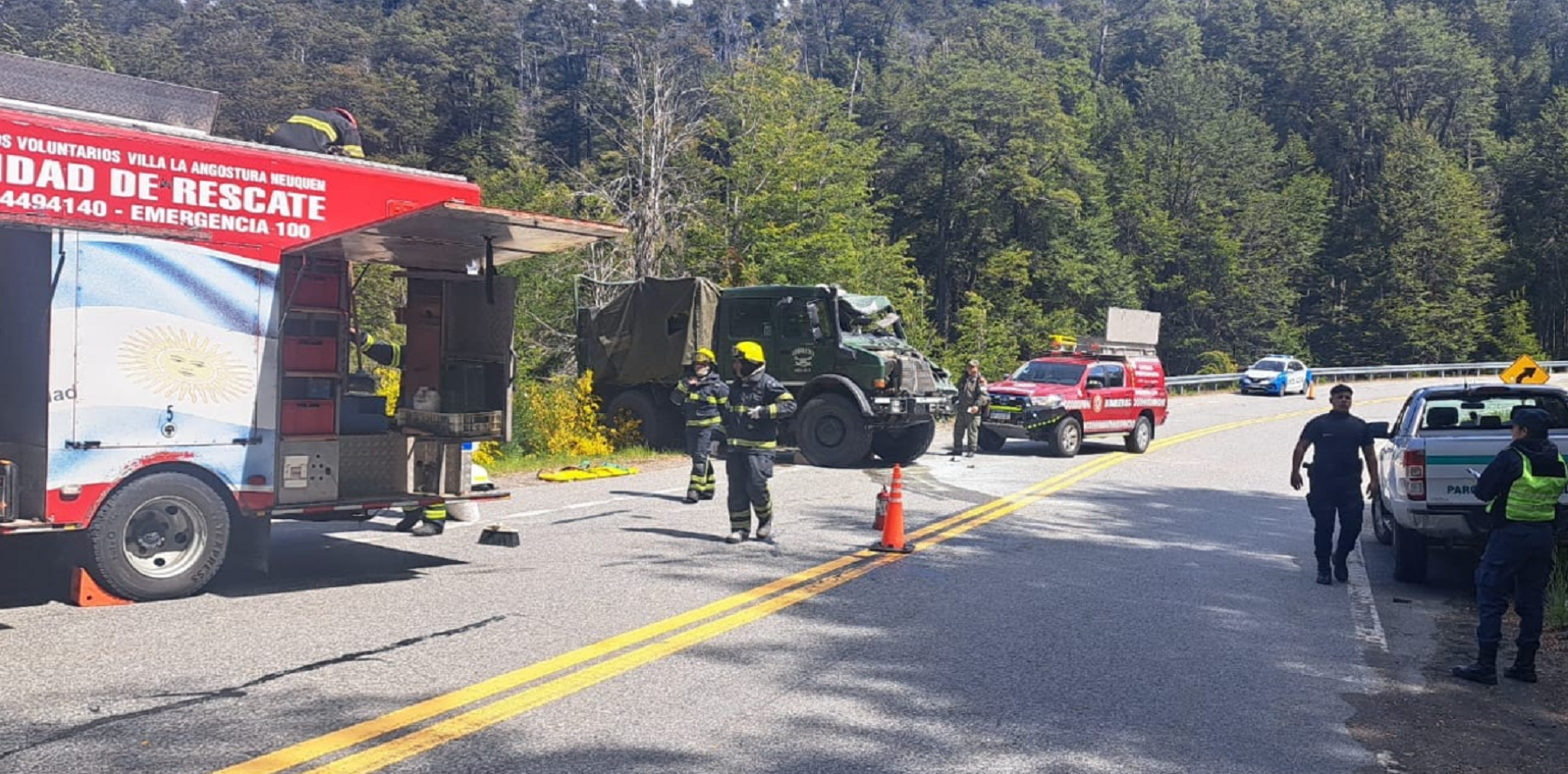 Volcó un camión de gendarmería en la Ruta Nacional 40. Foto: Bomberos Voluntarios de Villa La Angostura. 