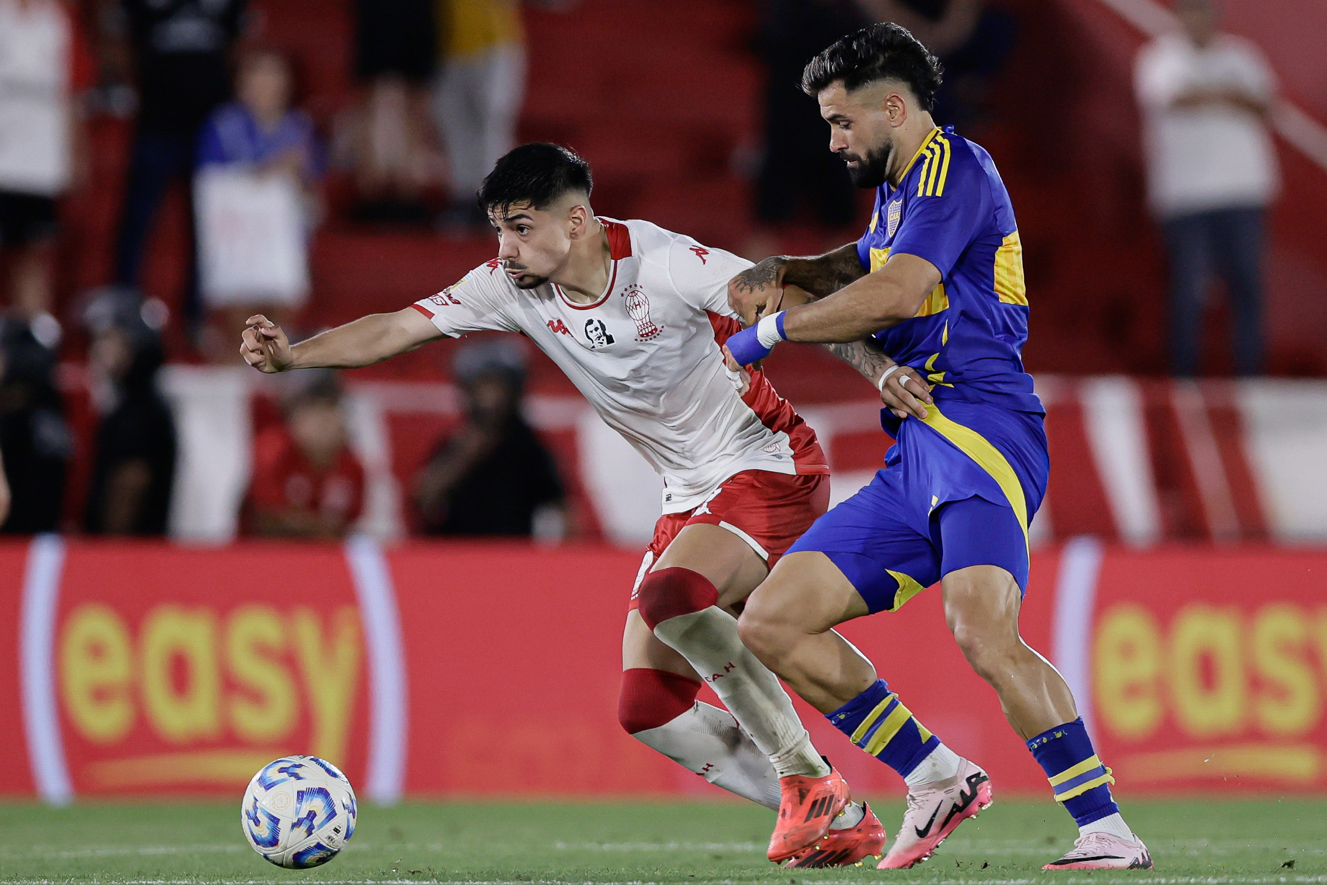 El volante chileno de Huracán enfrentó a Boca en el último torneo de la Liga Profesional. Fútbol Argentina Primera División.