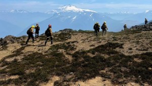 Incendio al sur de Bariloche: Parques habilitó un sobrevuelo para pobladores de Lago Roca a fin de llevar tranquilidad