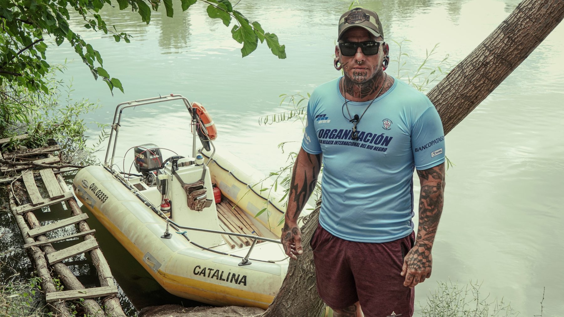 Sebastián Rodríguez dice por dónde va la Regata. Encargado de la seguridad de la Regata y balizador, señaliza a través de banderas el camino que deben tomar los palista en cada etapa.