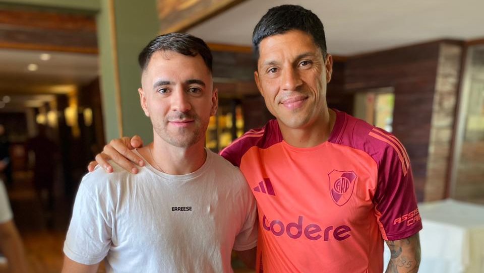 Stork le entregó personalmente un par de canilleras a su ídolo Enzo Pérez. (Foto: Gentileza)