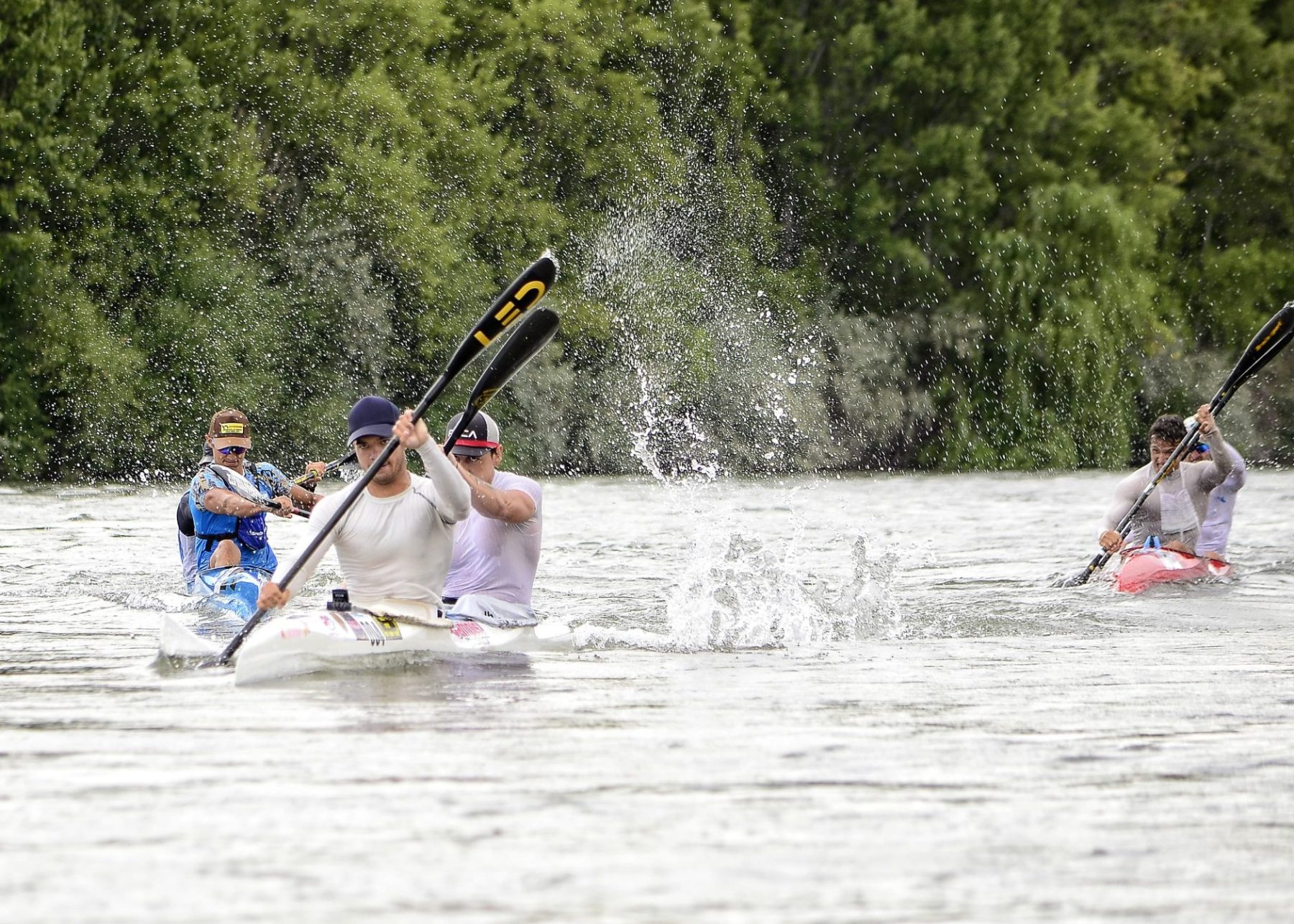 Damián Pinta y Abraham Saavedra cruzan primeros la meta en Choele Choel, superando a las embarcaciones de Salinas- Cáceres y Ratto-Nielsen. Foto: Jorge Silva