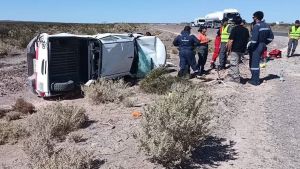 Dos camionetas petroleras chocaron cerca de Rincón de los Sauces: una volcó por el impacto