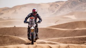 Santiago Rostan sigue en el Top 50 del Dakar en motos y Luciano Benavides quedó quinto