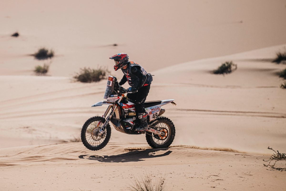 Santiago Rostan está 39° en la general del Dakar en motos.