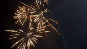 VIDEO| Indignación por los fuegos artificiales en Las Grutas pese a la ley que los prohíbe