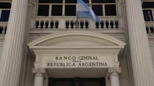 Tras el dato de la inflación de diciembre, el Banco Central anunció la baja de la tasa de devaluación a 1%