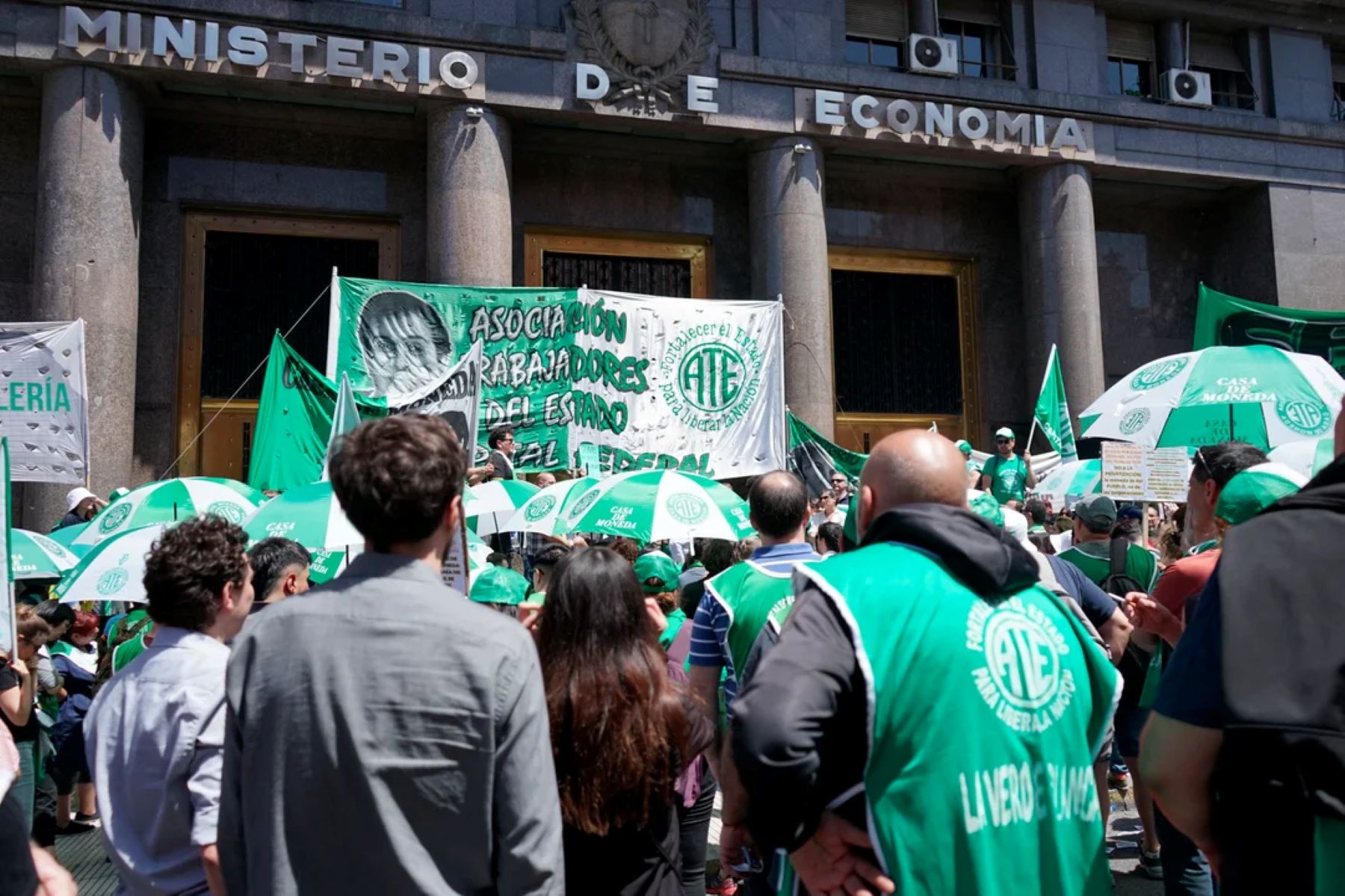 Empleados del Ministerio de Economía situados en planta permanente pasarán a situación de disponibilidad. Crédito: Noticias Argentinas. 