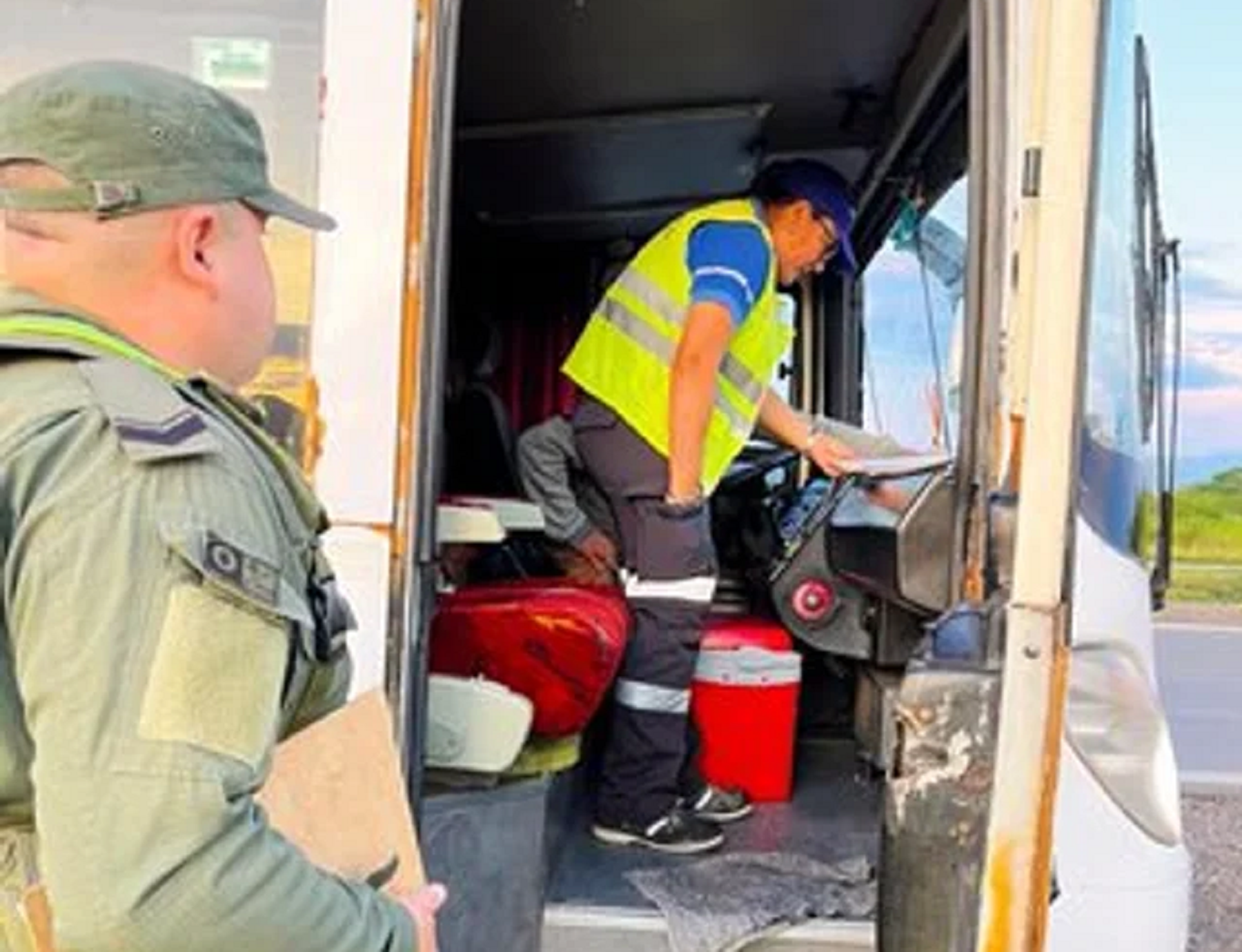 Un colectivo transportaba niños sin documentos a Salta: no figuraban en la lista de pasajeros.