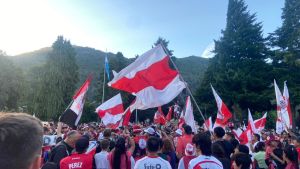 Video | Hinchas de River copan San Martín de los Andes: aguardan 20 mil personas para el recibimiento