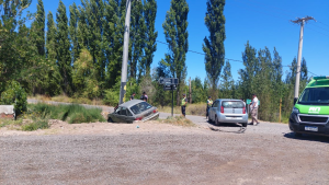 Un auto cayó a un canal cerca de la Ruta 22, sobre el ingreso a Cipolletti