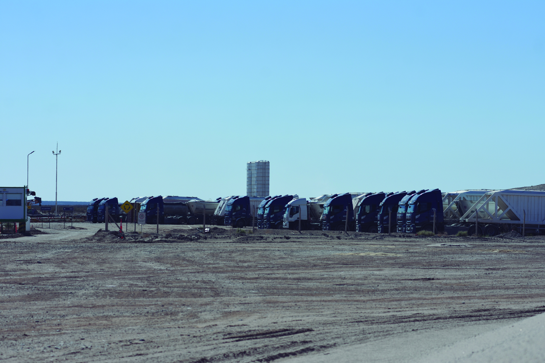 La sede de NRG, con decenas de camiones estacionados, en el parque industrial de Allen. (Foto: Juan Thomes)