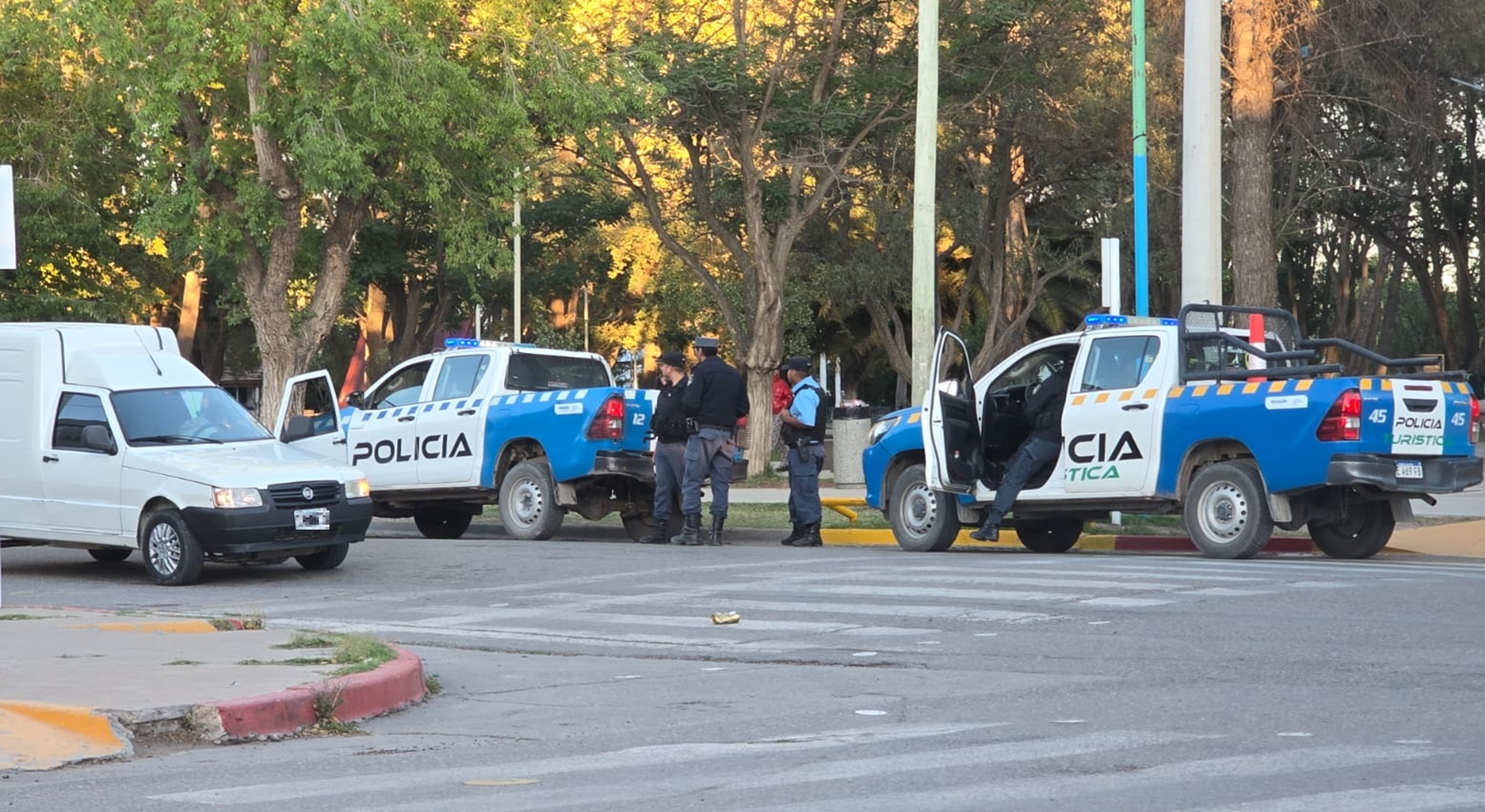 Un detenido por hacer trompos en la plaza principal de Centenario. (Foto: Centenario Digital).