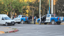 Imagen de Año Nuevo con detenidos y una camioneta a alta velocidad haciendo trompos en la plaza de Centenario