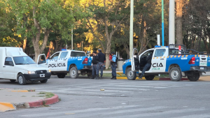 Año Nuevo con detenidos y una camioneta a alta velocidad haciendo trompos en la plaza de Centenario