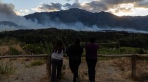 Imagen de El incendio en Epuyén sigue activo: entró en un cañadón y se teme que avance hacia la ruta 40