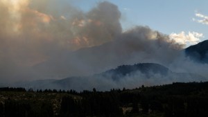 En 10 fotos, el incendio en Epuyén que mantiene en vilo a la población de Chubut: así pasaron la noche