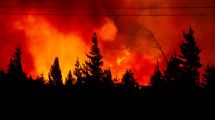 Imagen de Incendio en Epuyén: 1800 hectáreas afectadas y 50 viviendas quemadas