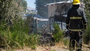 Video | Un impactante incendio forestal en Bariloche afectó a un galpón