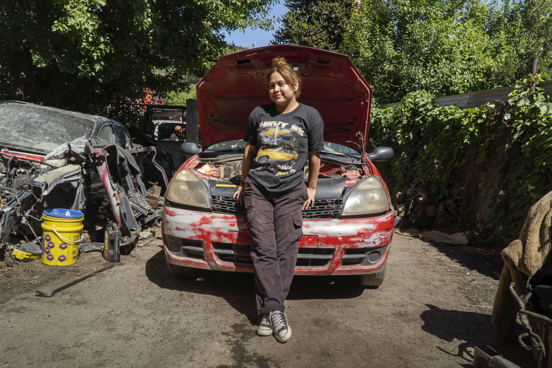 Victoria tiene 20 años. Desde chica recorre los talleres mecánicos, junto a su padre. Foto: Marcelo Martínez