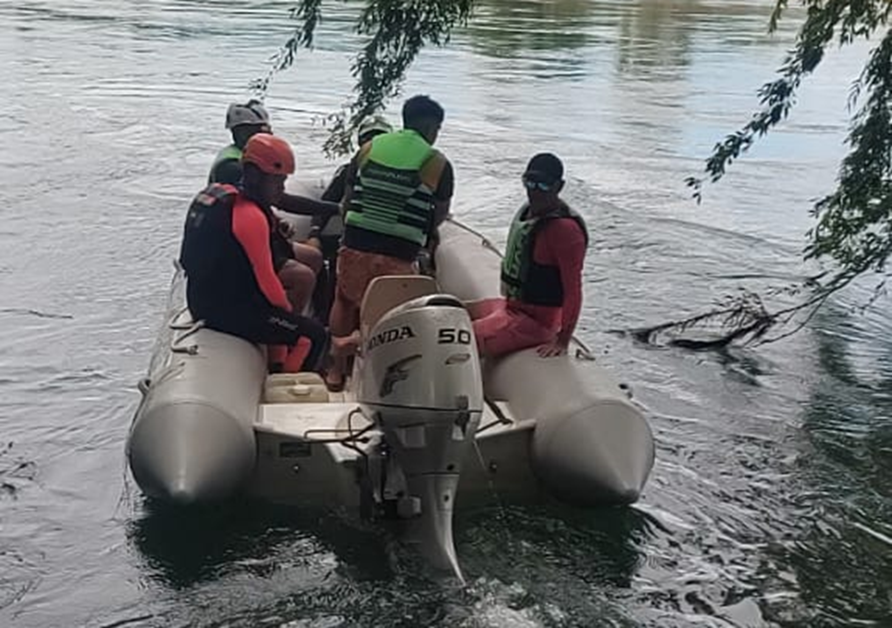 Continúan los rastrillajes para dar con Yessica, la nena de 10 años en el río Limay. Foto: gentileza