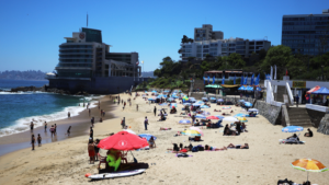 Argentinos multados en Chile: alcohol en la playa, venta ilegal de comida y alimentos con marihuana