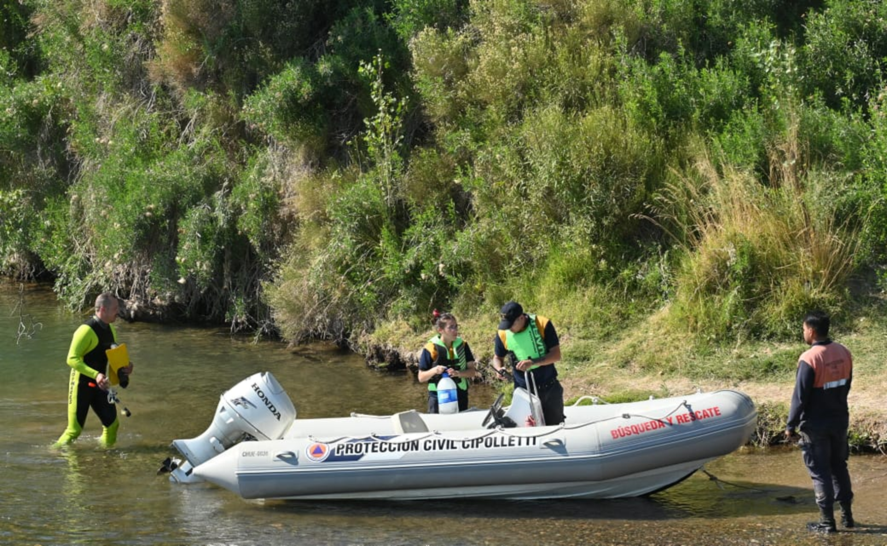 Trabajan con buzos y embarcaciones en el río Limay. Foto: Florencia Salto.