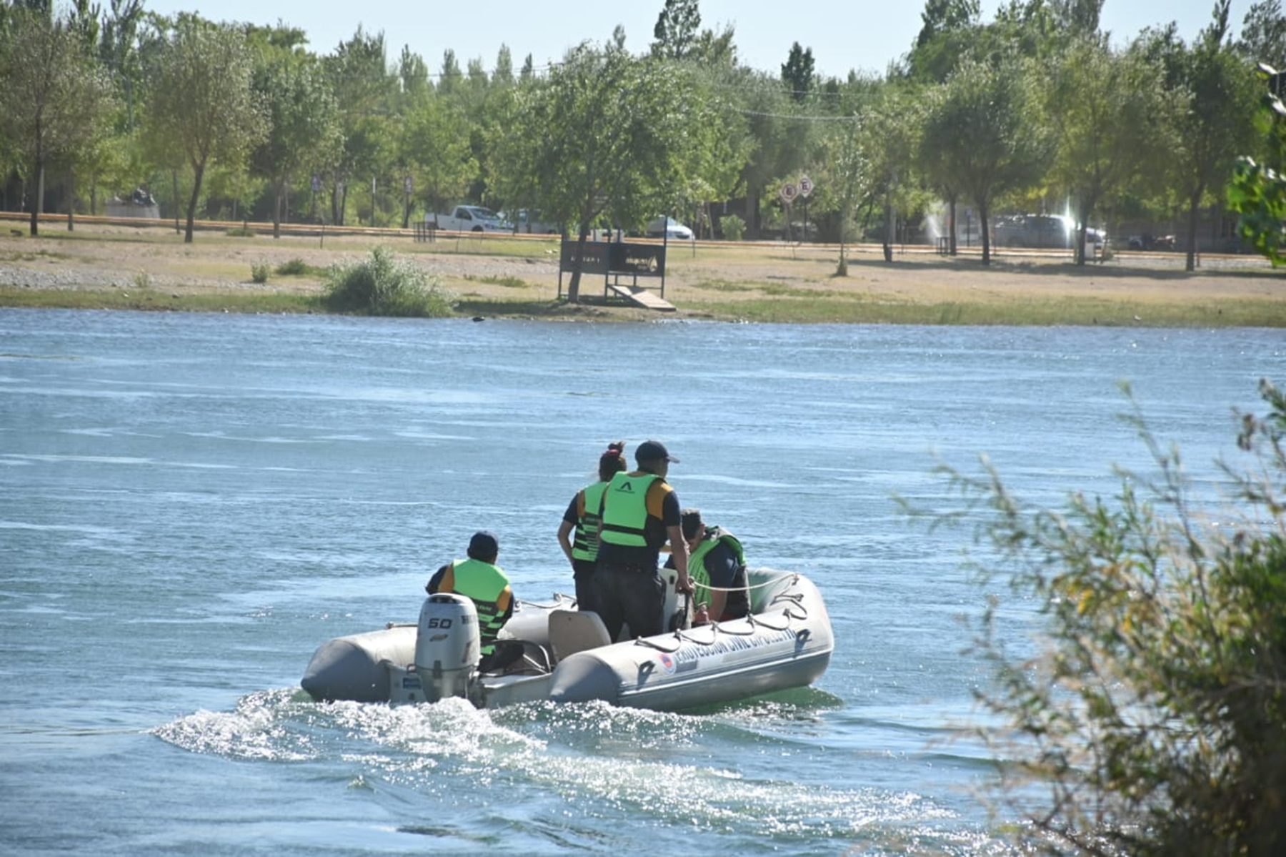 Buscan con embarcaciones a la niña en el río Limay. Foto: Florencia Salto.