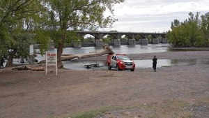 Búsqueda del pescador en el río Neuquén: cómo es el difícil trabajo en las compuertas del Dique Ballester