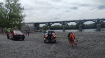 Imagen de Quién es el pescador que arrastró el río en el Dique Ballester: fue a buscar un anzuelo y se cayó