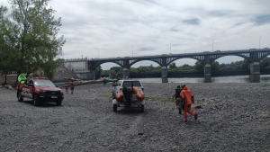 Quién es el pescador que arrastró el río en el Dique Ballester: fue a buscar un anzuelo y se cayó