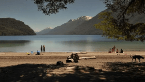 Villa La Angostura va por el camping  que tienen los mapuches: las acciones de este martes en el lago Correntoso