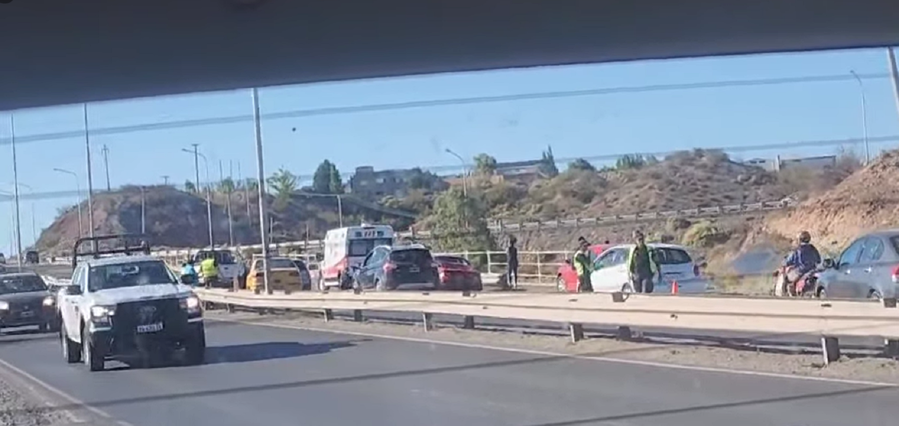 Se distrajo mirando un choque en cadena y sufrió otro accidente en Ruta 7, en Neuquén. (Captura Facebook Manuel Pérez).