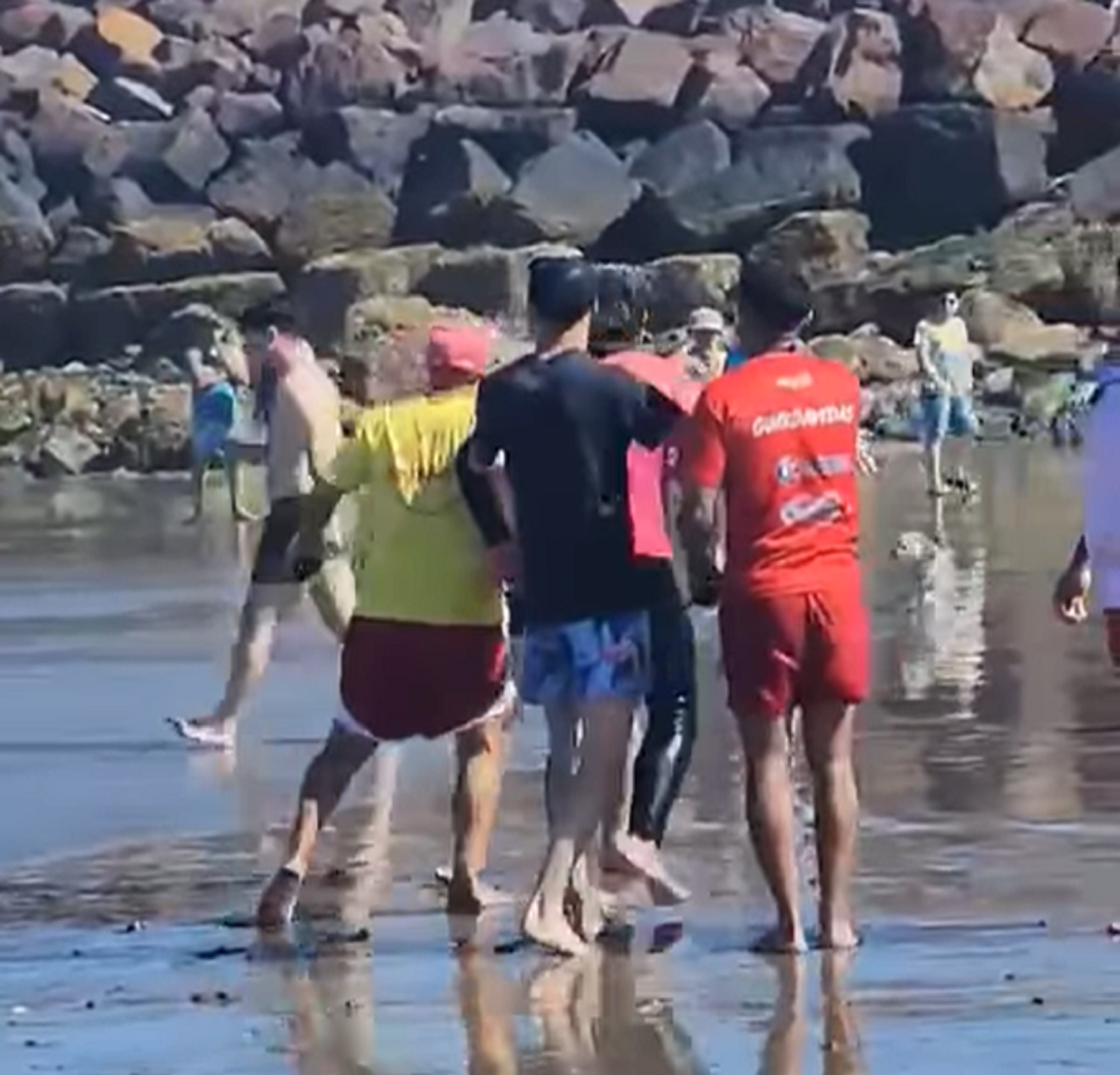 Turista y guardavidas terminaron a las piñas en la playa de Chubut. (Captura Diario El Chubut).