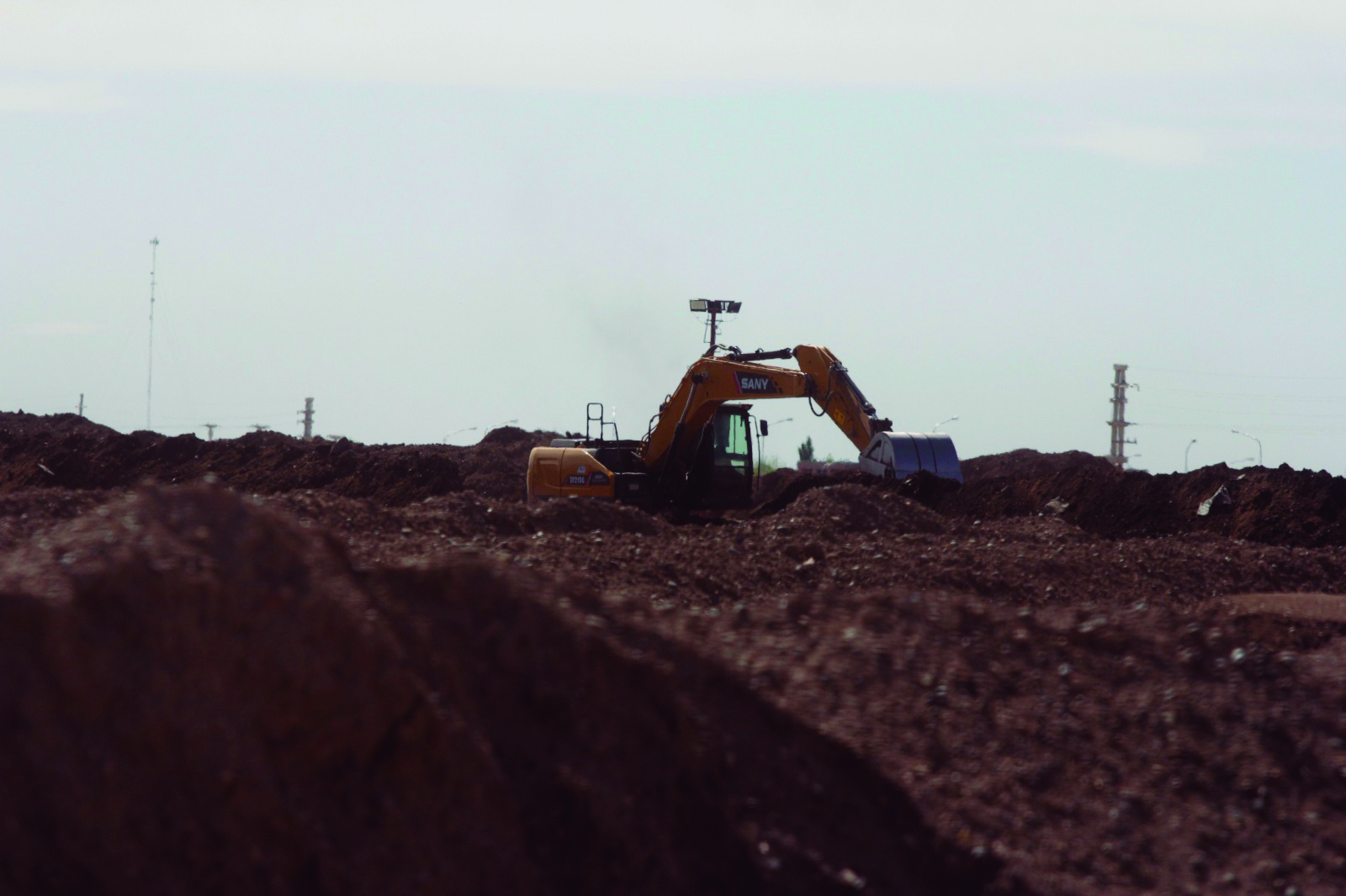 Las máquinas trabajan sobre la montaña de más de 300 mil metro cúbicos de tierra con petróleo que comenzó a ser removida en diciembre (foto Oscar Livera)