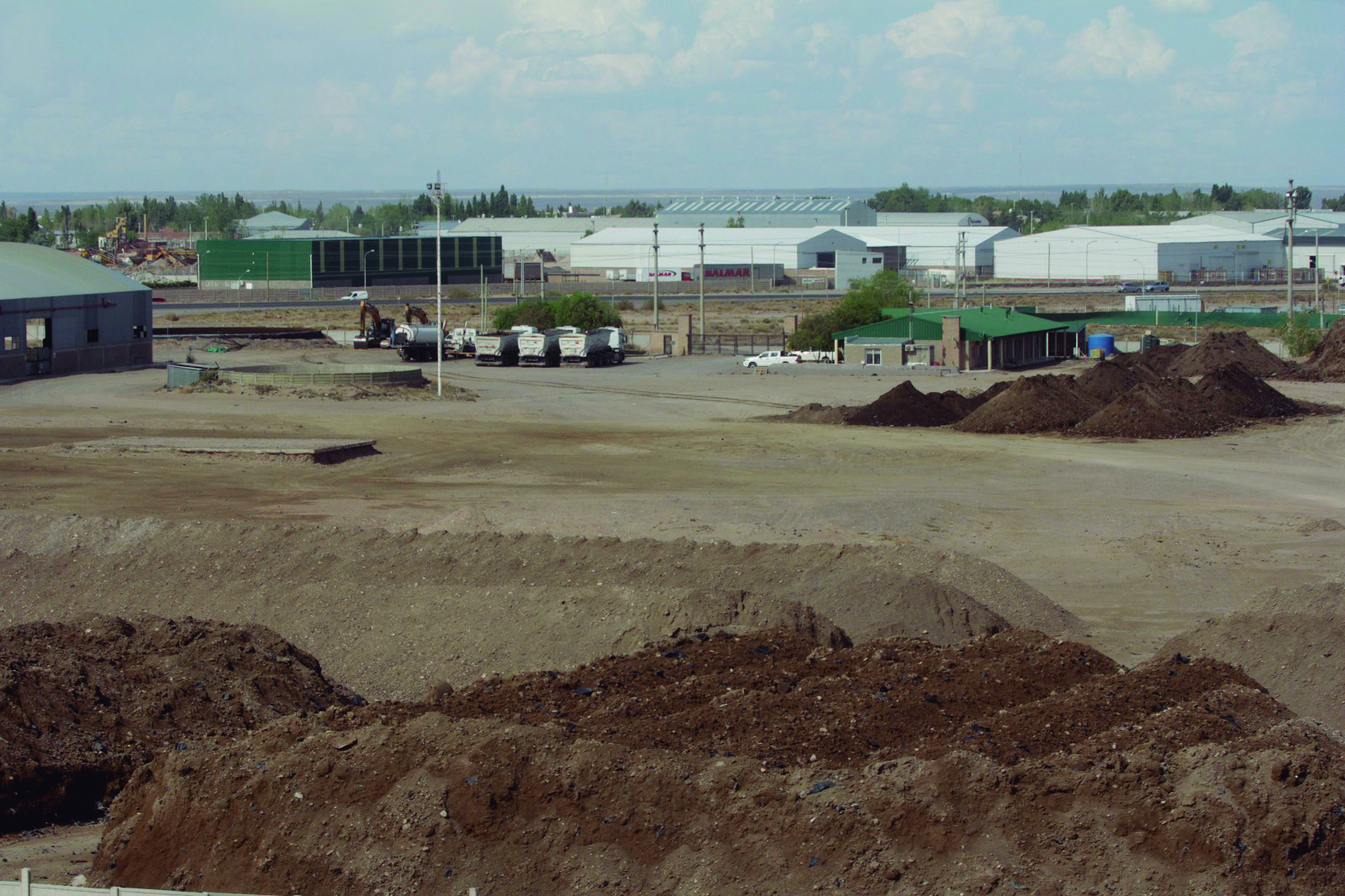 El traslado de la tierra contaminada en Neuquén se lleva a Añelo, en una planta que debería tener la capacidad de recibir y tratar más de 300.000 metros cúbicos (foto Oscar Livera)